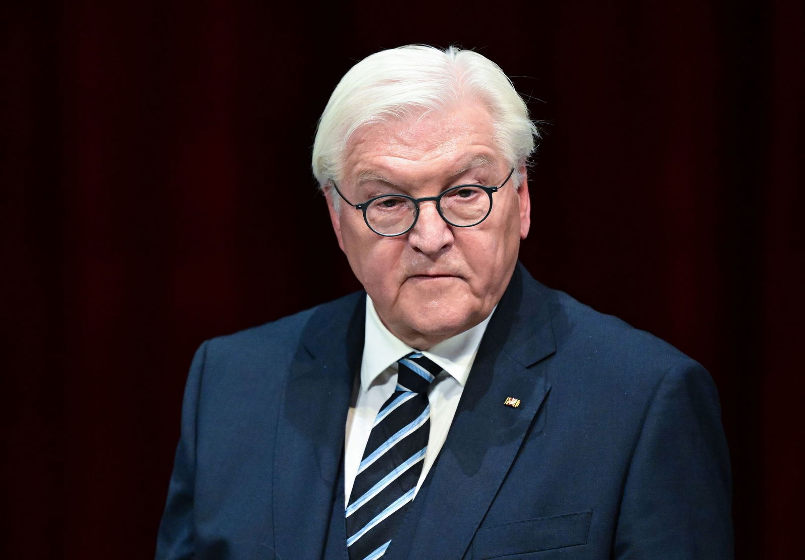 Bundespräsident Steinmeier schreibt der Familie des getöteten Zugbegleiters der Bahn. (Archivbild)