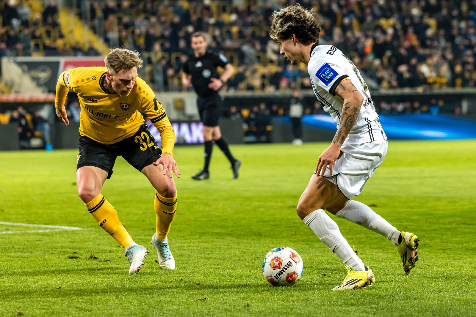 Dynamos Jonas Sterner (l) im Duell mit dem Elversberger Torschützen Nicholas Mickelson.