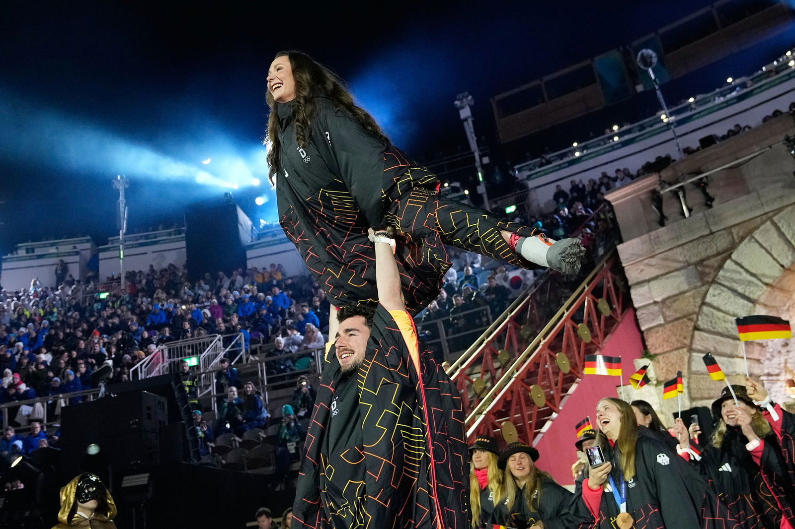 Das Eiskunstlauf-Duo Annika Hocke und Robert Kunkel zeigte eine Hebefigur.