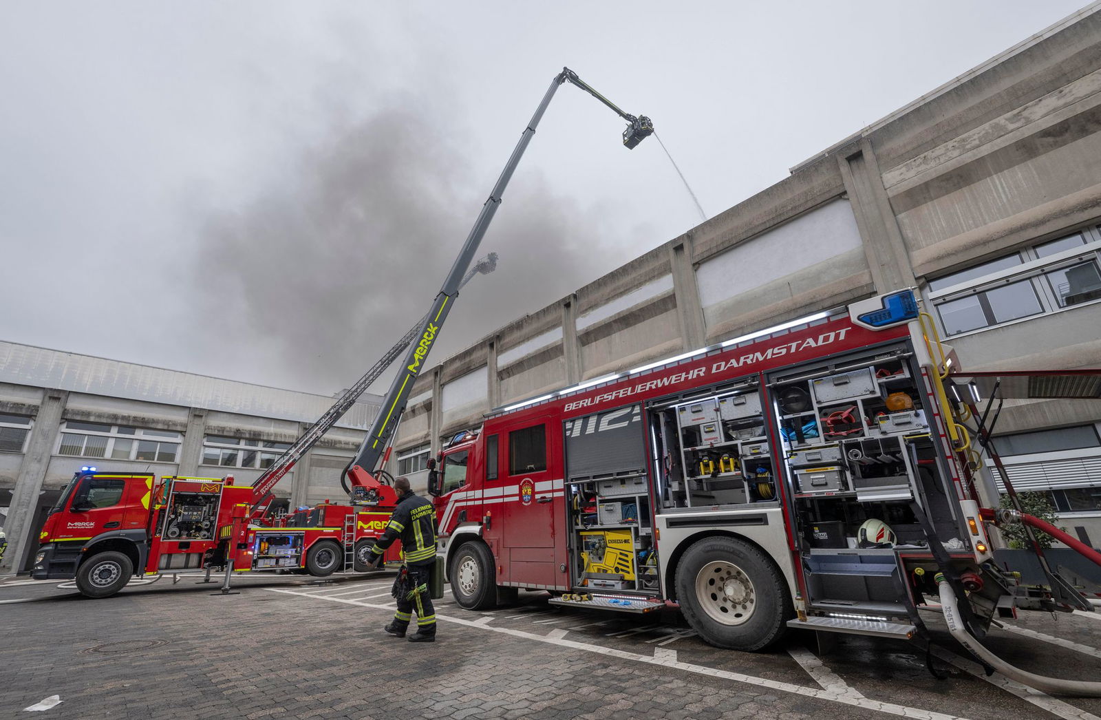 Die Löscharbeiten sind herausfordernd.