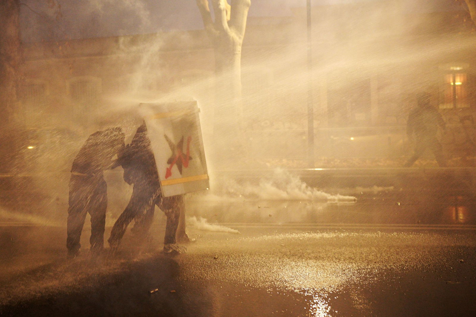 Die Ordnungskräfte setzten Tränengas und Wasserwerfer ein.