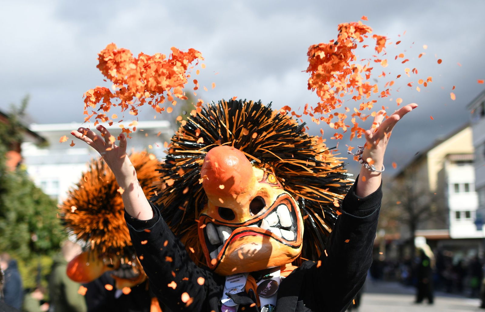 Gehören die bunten Schnipsel zum Brauchtum dazu? (Symbolbild)