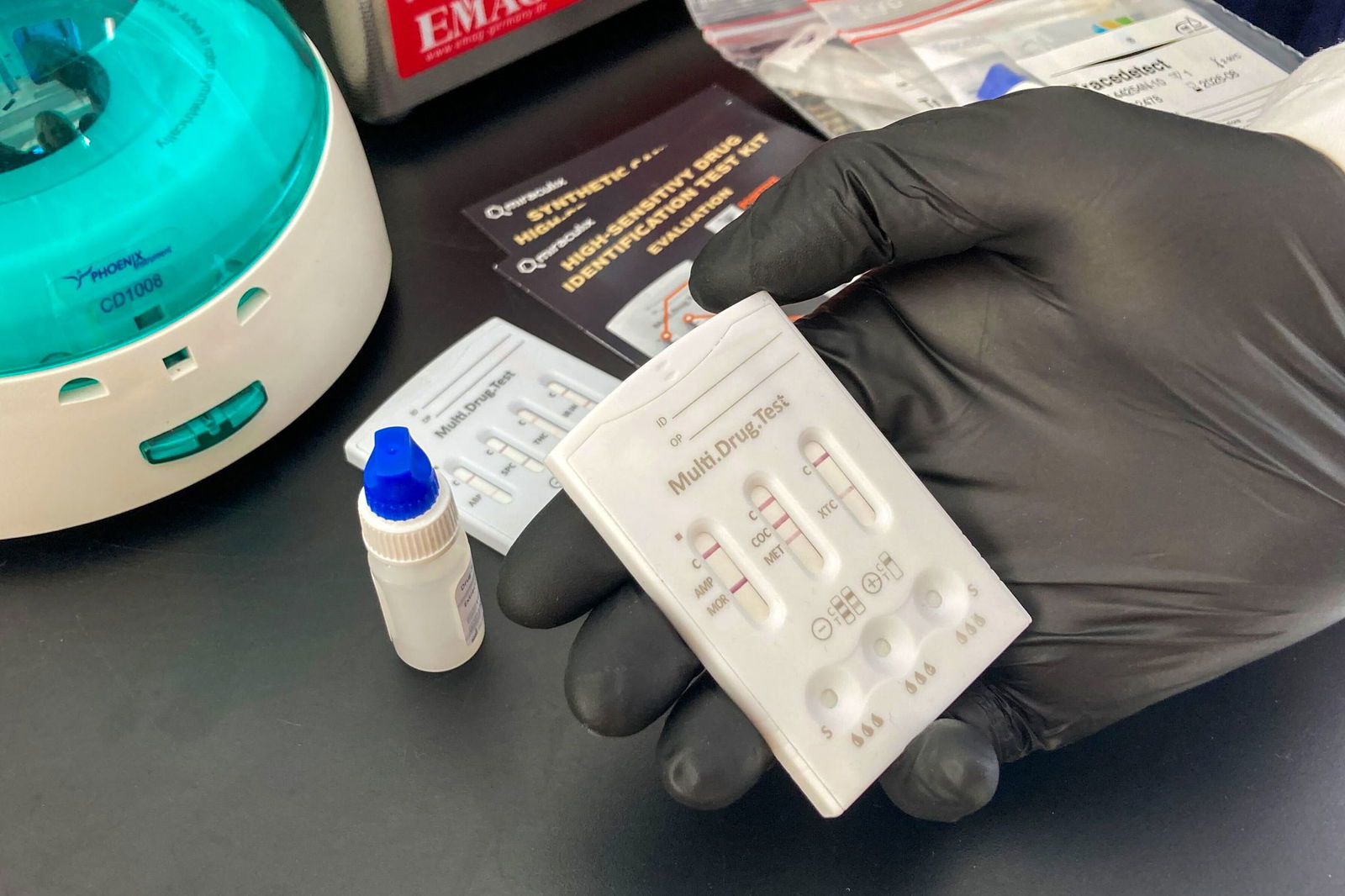 Mit handlichen Tests können Substanzen auf ihre Zusammensetzung getestet werden - wie hier bei einem Drug-Checking-Projekt der Suchthilfe in Thüringen. (Archivbild)