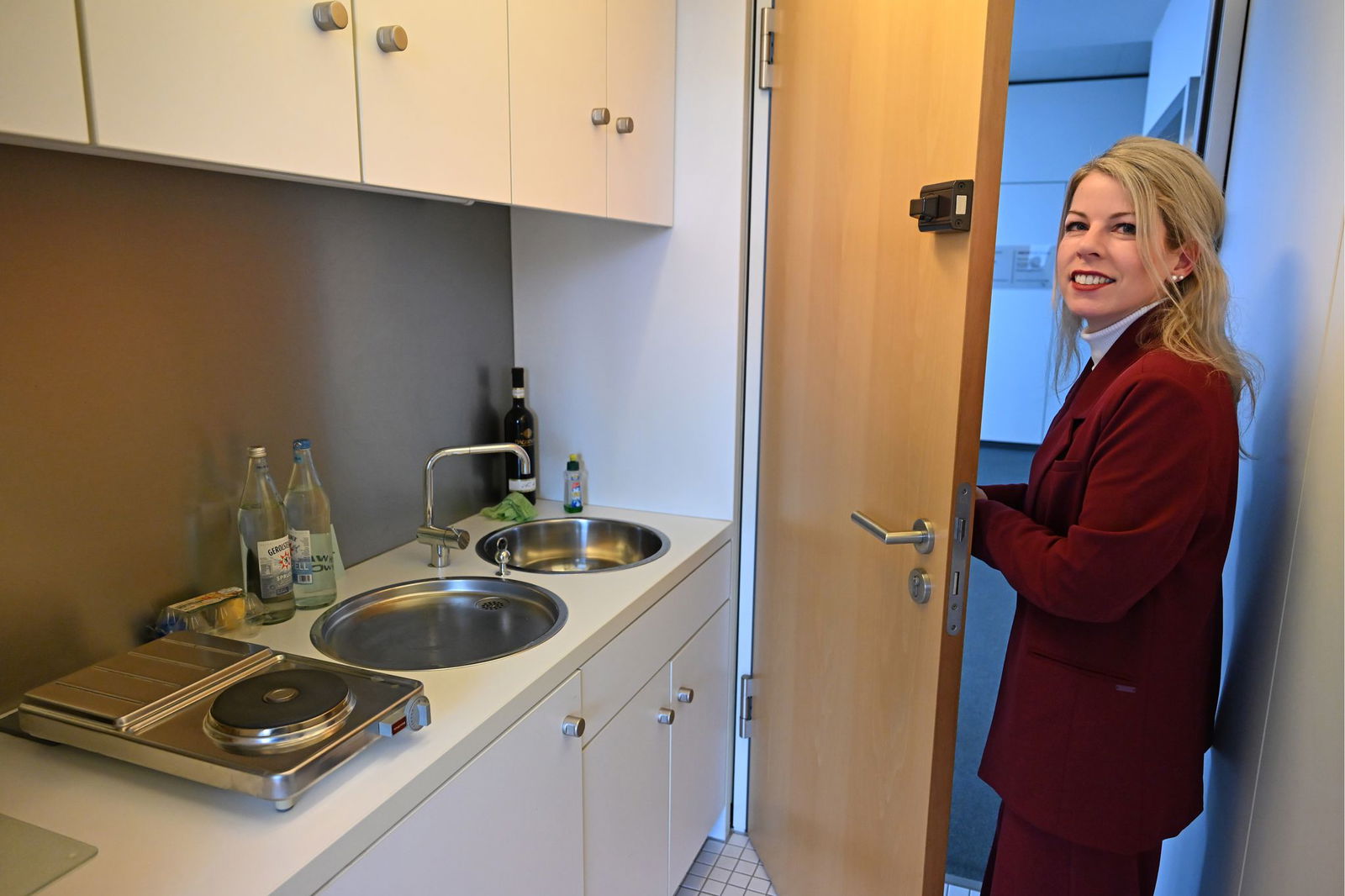 Die Landtagsabgeordnete Lana Horstmann (SPD) hat meistens ein paar Mandeln und hartgekochte Eier als Snack in ihrer Küchenzeile stehen. 