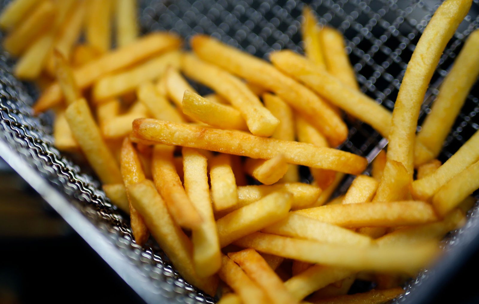 Die Polizei ermittelt, wer das alte Frittierfett gestohlen hat (Symbolbild)