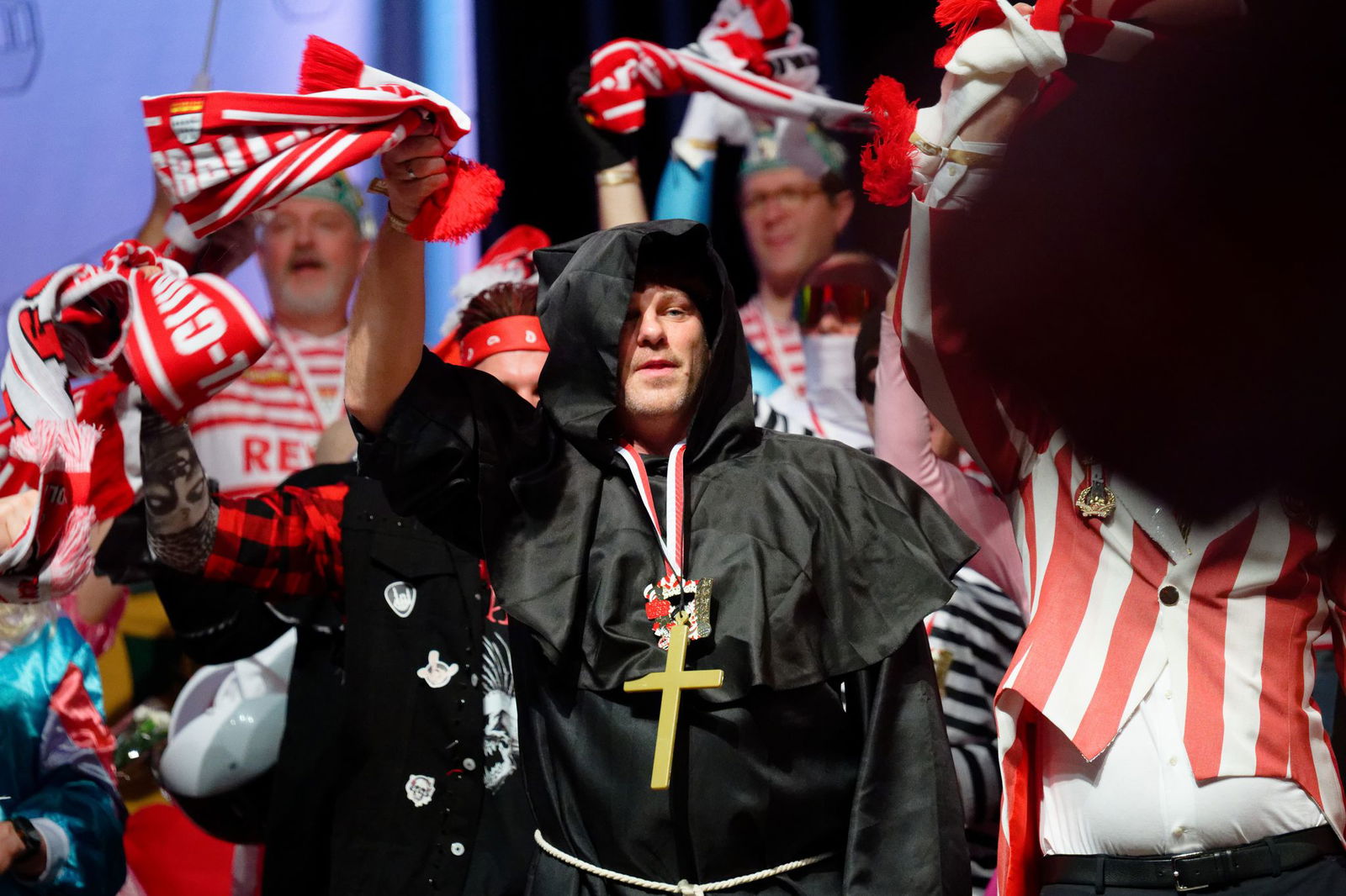 Trainer Lukas Kwasniok hatte sich für die Karnevalssitzung des 1. FC Köln am vergangenen Dienstag als Mönch verkleidet.