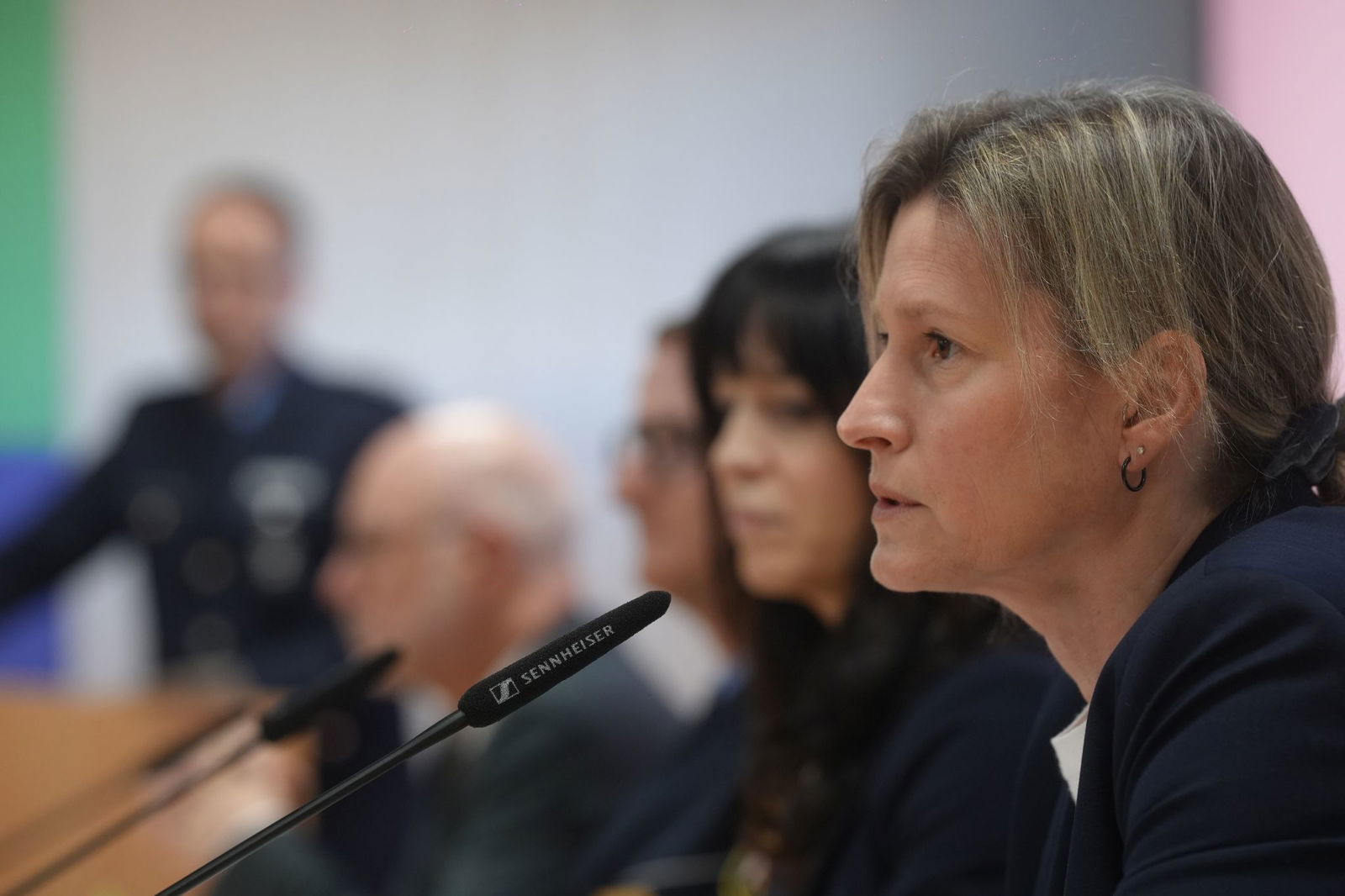 Simone Roeder von der Kripo Koblenz spricht bei der Pressekonferenz über die Ermittlungen.