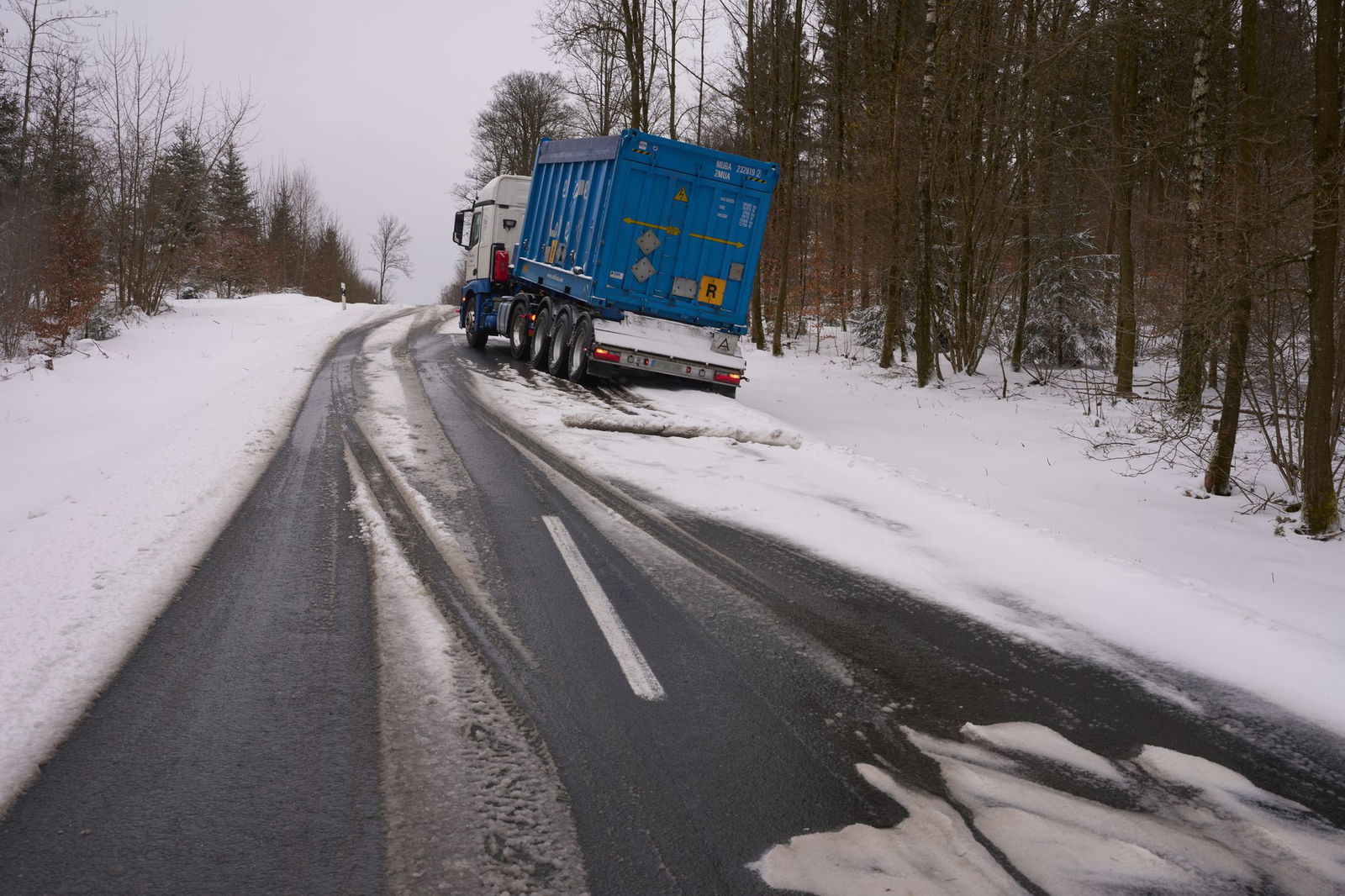 Die Polizei appellierte an alle Verkehrsteilnehmenden, die Lage vor Fahrtantritt im Internet zu überprüfen.