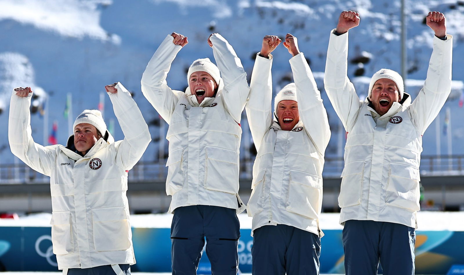 Johannes Hoesflot Klaebo (l) jubelt mit dem Team.