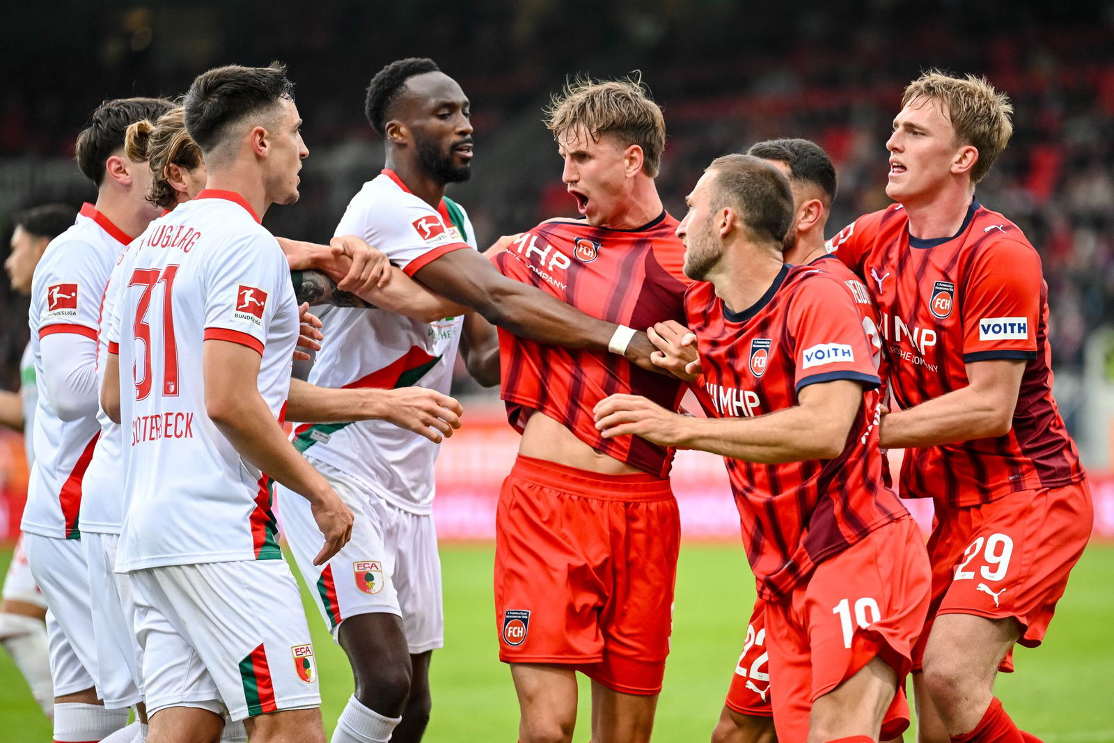 Im Hinspiel unterlag der FC Augsburg knapp mit 1:2. (Archivbild)