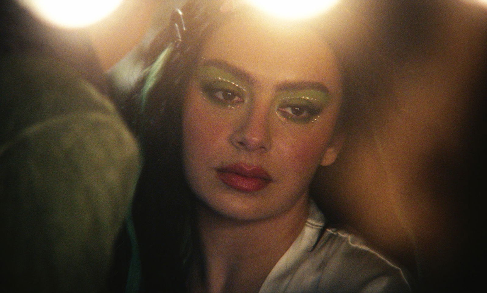 Charli xcx in einer Szene des Films. 