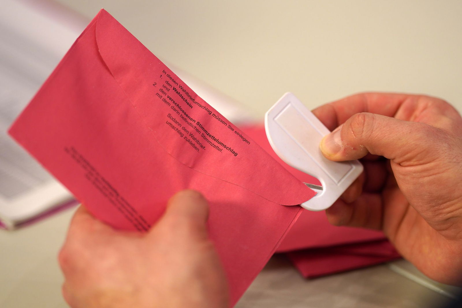 Wahlhelfer zählen unter anderem Stimmen bei der Landtagswahl aus. (Archivbild) 