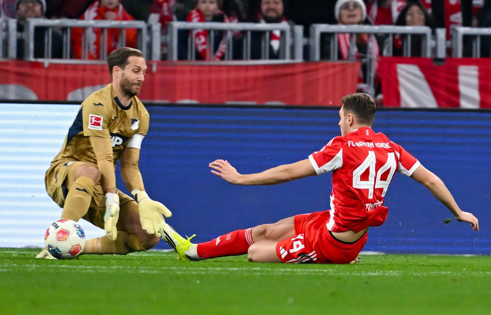 Nationaltorwart Oliver Baumann (l) hielt in München trotz fünf Gegentoren sehr gut. Nach dem Spiel äußerte sich der Kapitän zu den Querelen im Verein.  