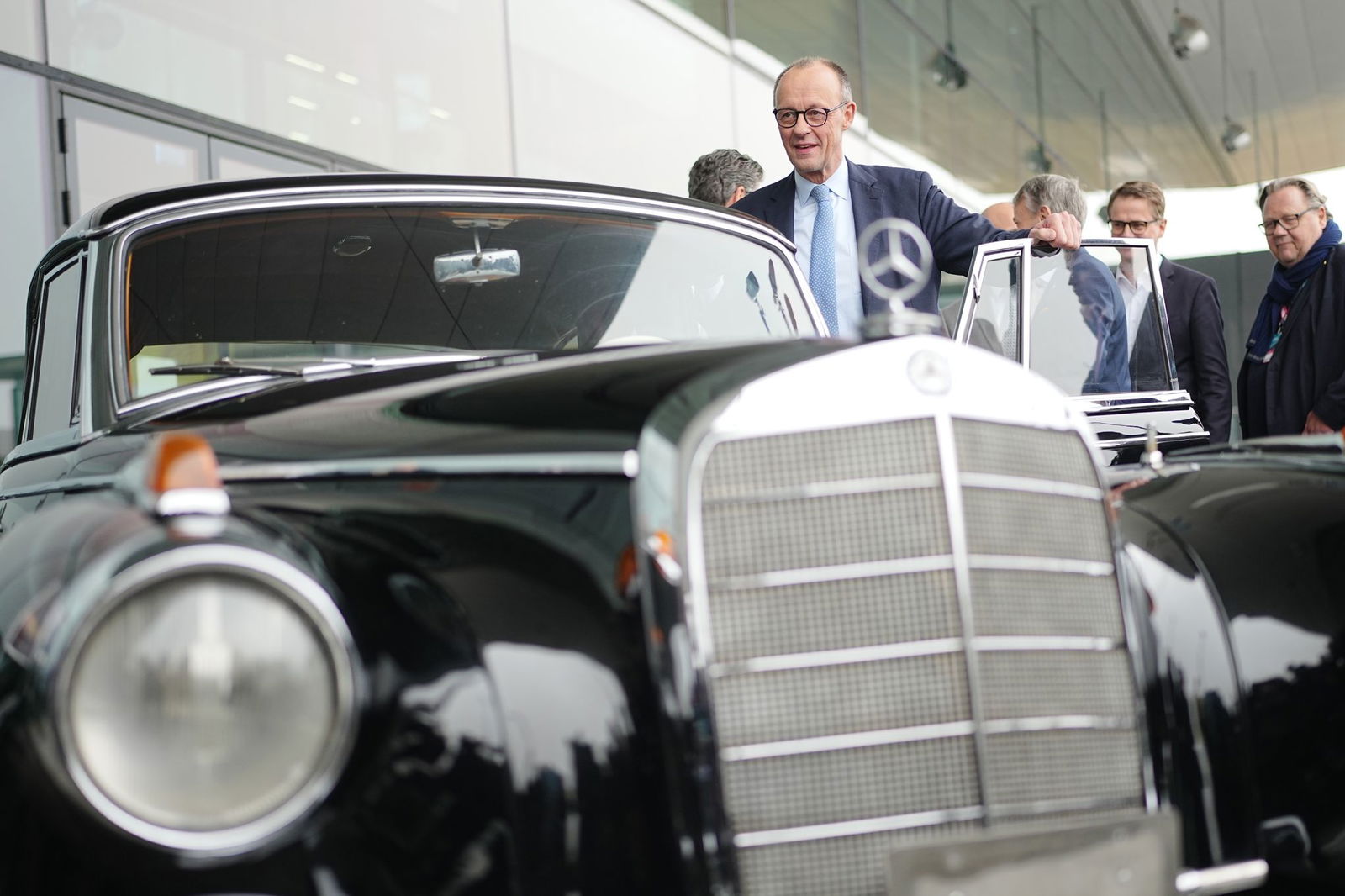 Merz begeistert sich für Adenauers Dienstwagen. 