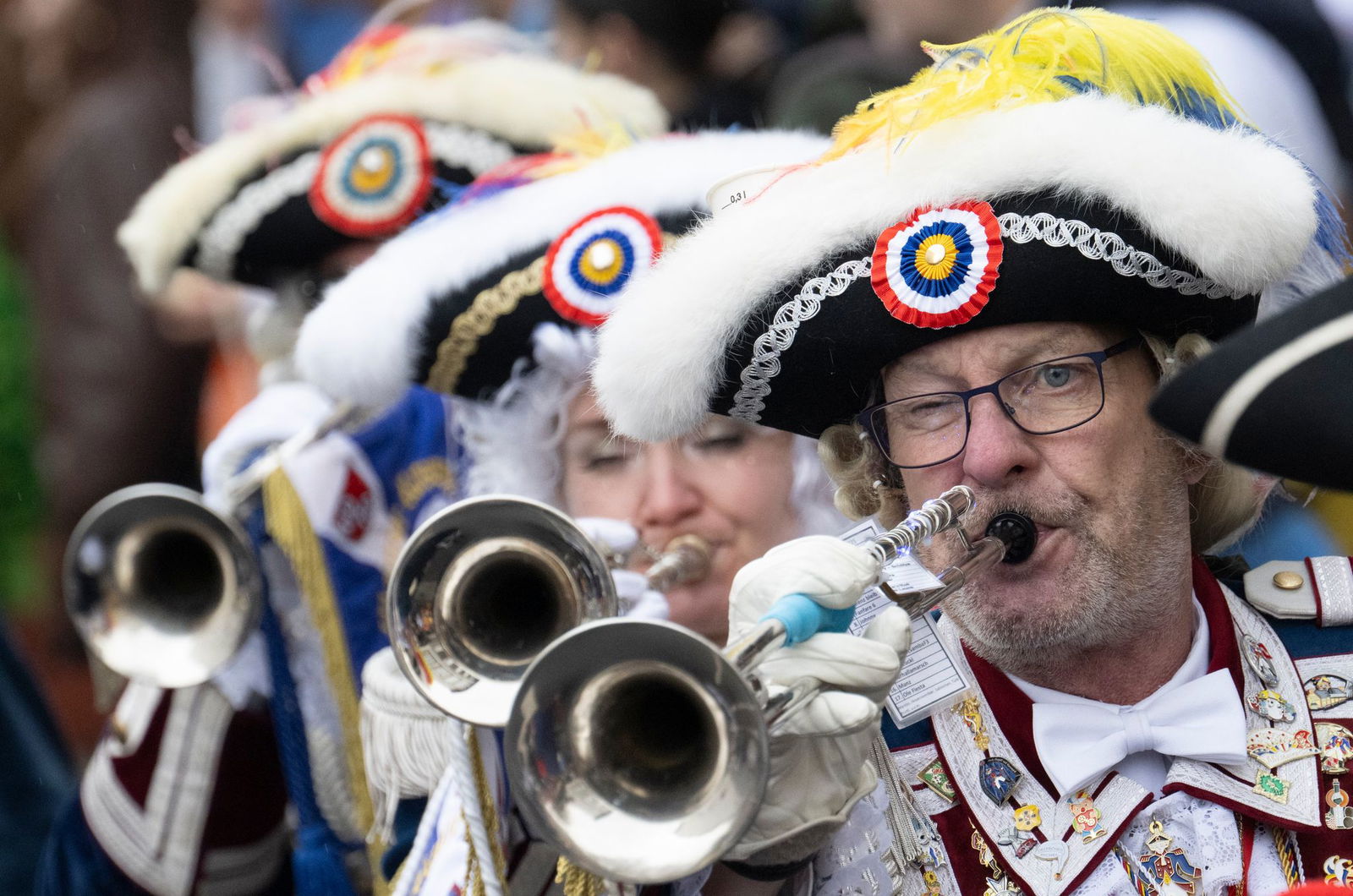 Überwiegend wird friedlich und fröhlich gefeiert.
