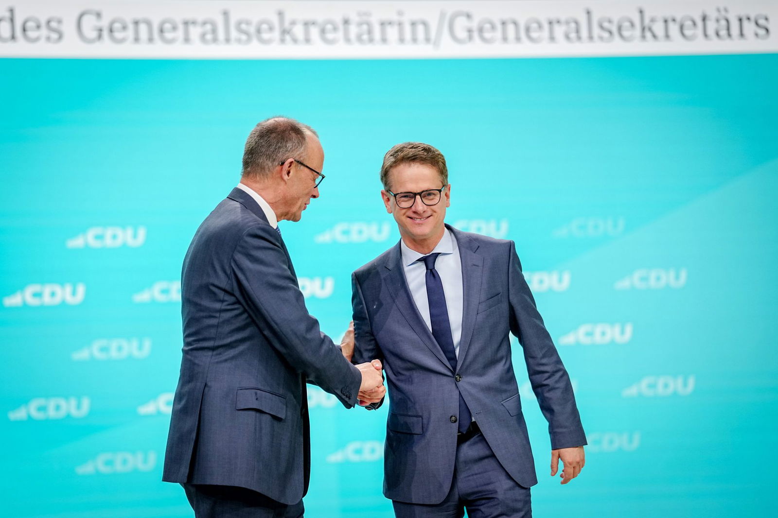 Nach Parteichef und Kanzler Friedrich Merz stärken die Delegierten des Parteitags in Stuttgart auch seinem Generalsekretär Carsten Linnemann den Rücken.