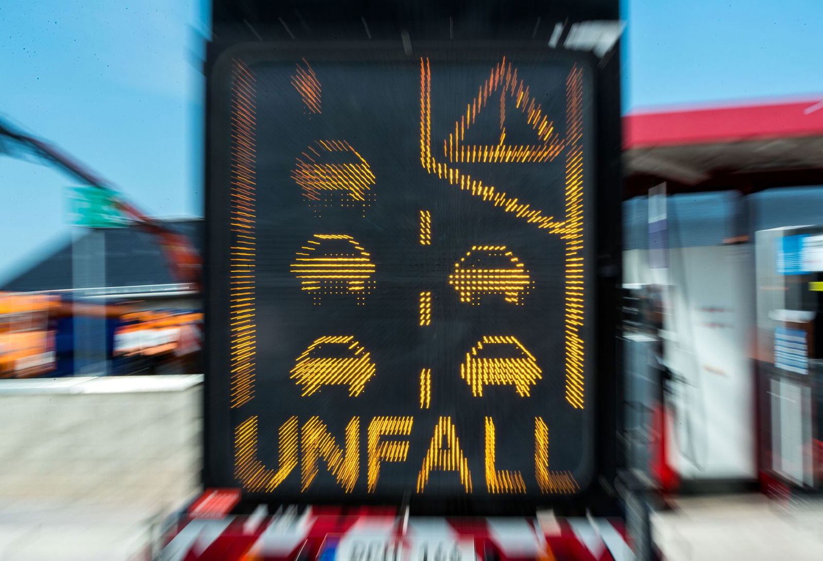 Bis die beschädigte Brücke begutachtet werden kann, bleibt die Autobahn an der Unfallstelle nur einspurig befahrbar. (Symbolbild)