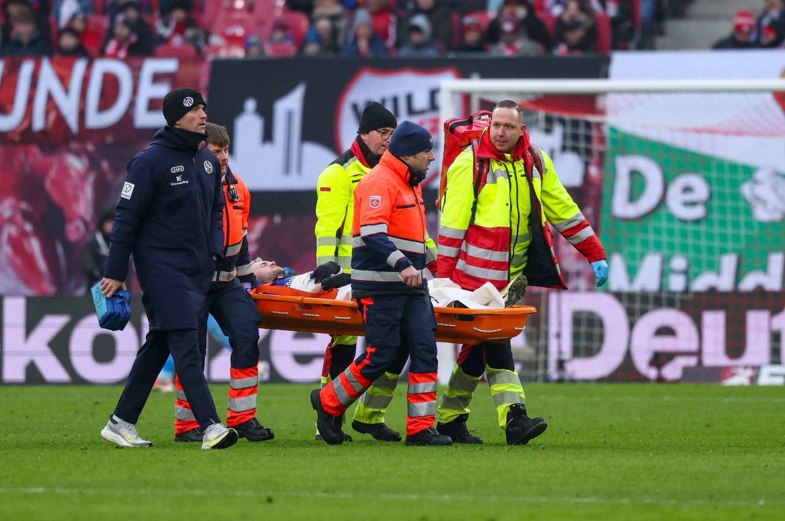 Der Mainzer Stürmer Benedict Hollerbach wird vom Platz getragen.