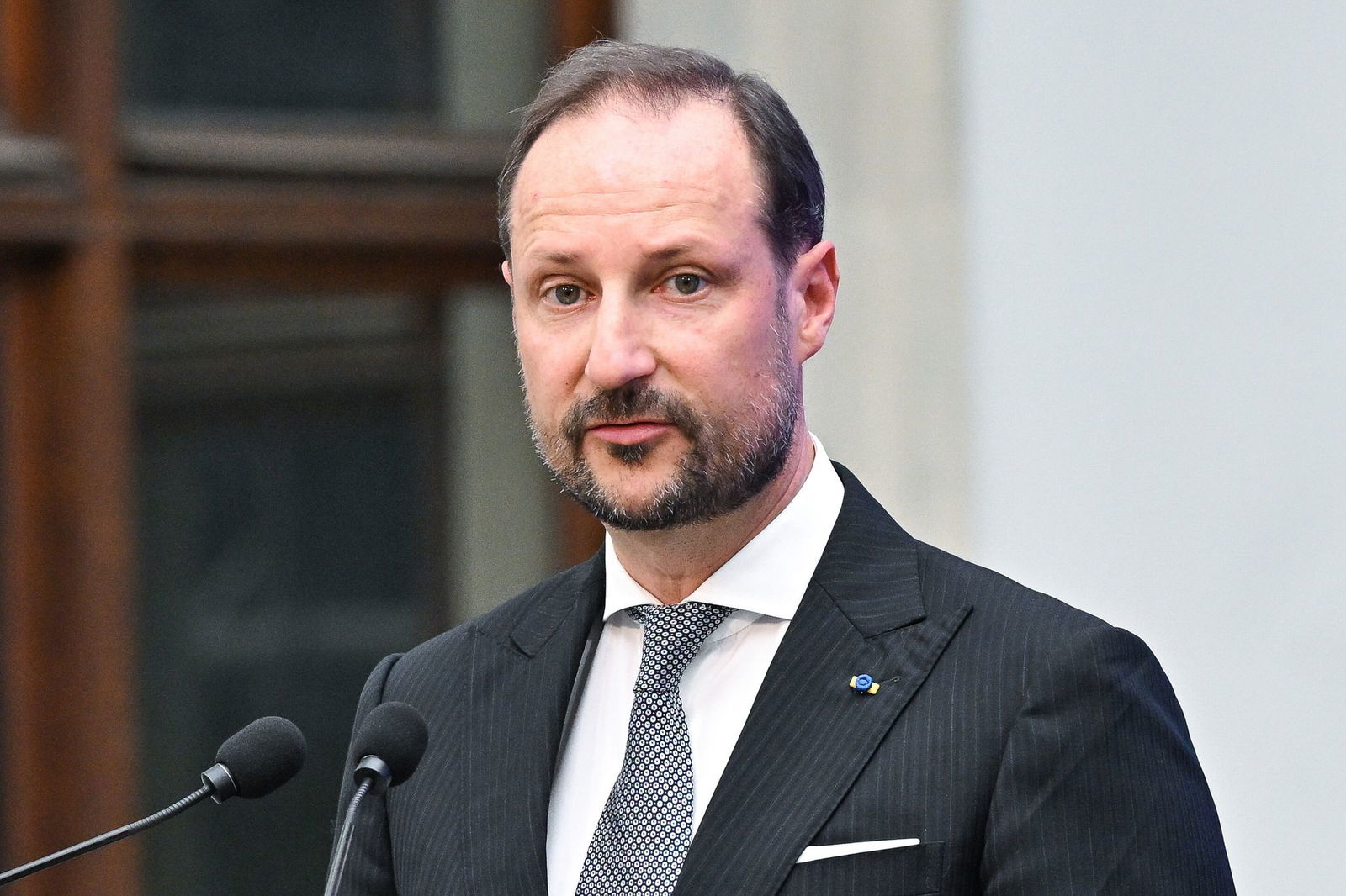 Selten stand die norwegische Königsfamilie so in der Kritik wie jetzt. Kronprinz Haakon will für seine Familie da sein.