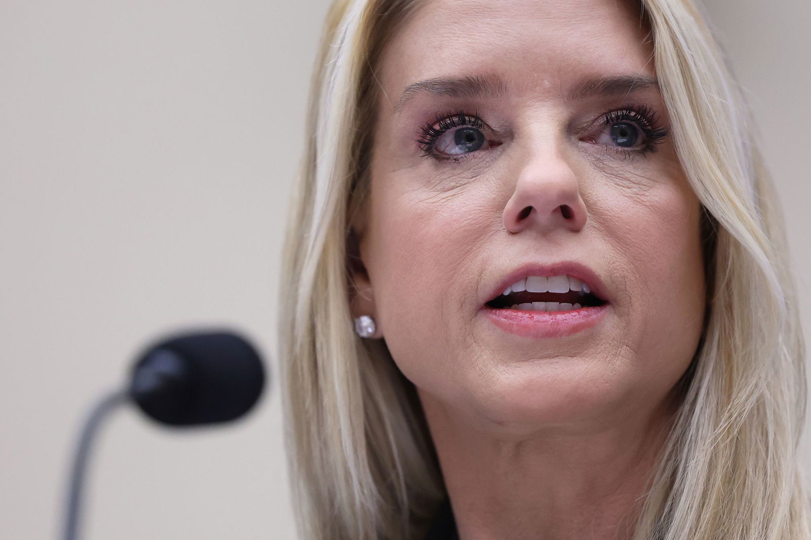 US-Justizministerin Pam Bondi muss sich kritischen Fragen vor einem Ausschuss stellen.