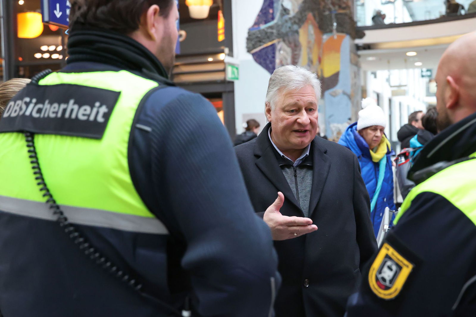 Martin Burkert nahm am Nürnberger Bahnhof an der Schweigeminute für den getöteten Zugbegleiter teil. 