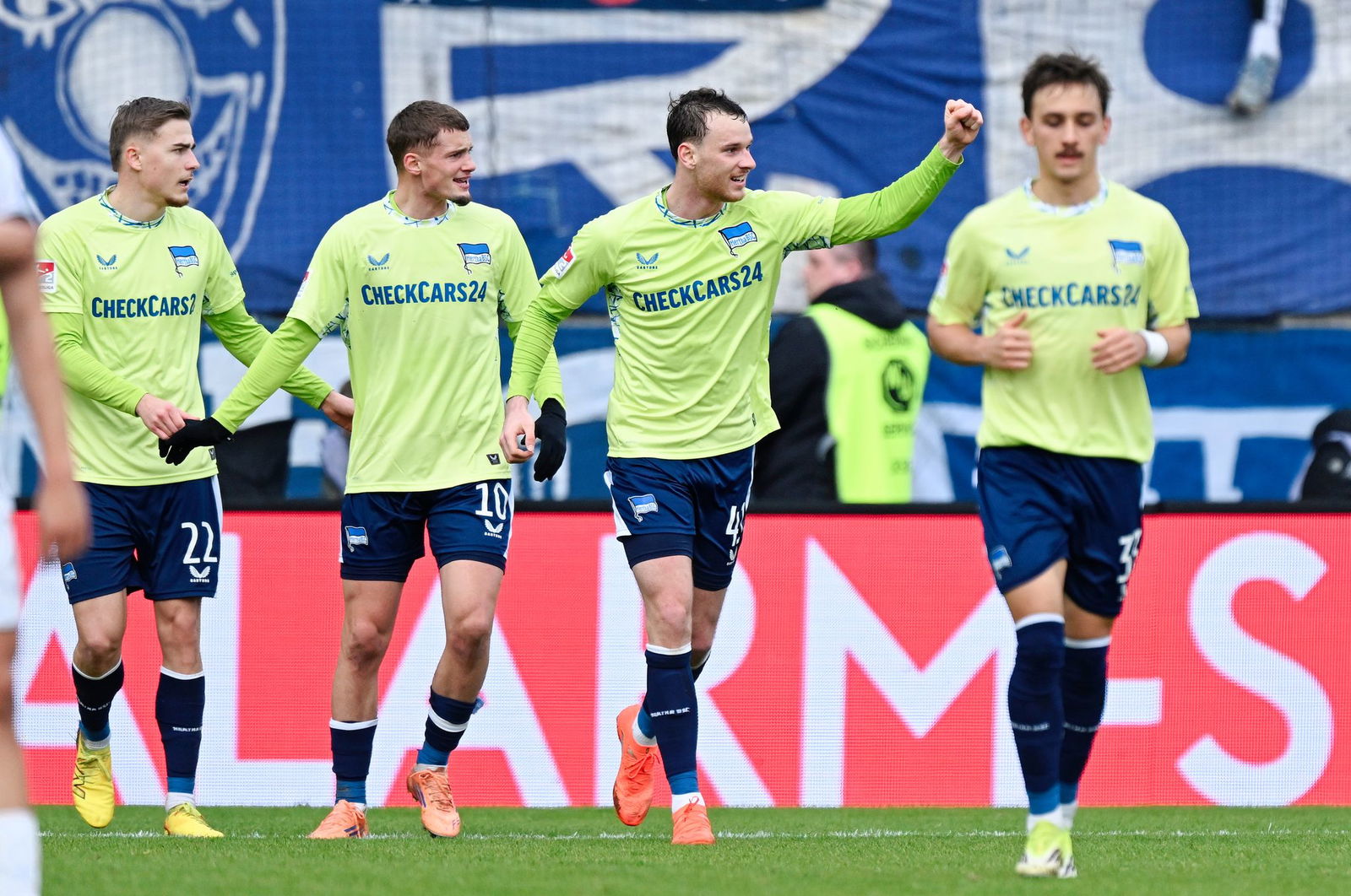 Die Herthaner bejubeln ihren ersten Zweitligasieg seit November.