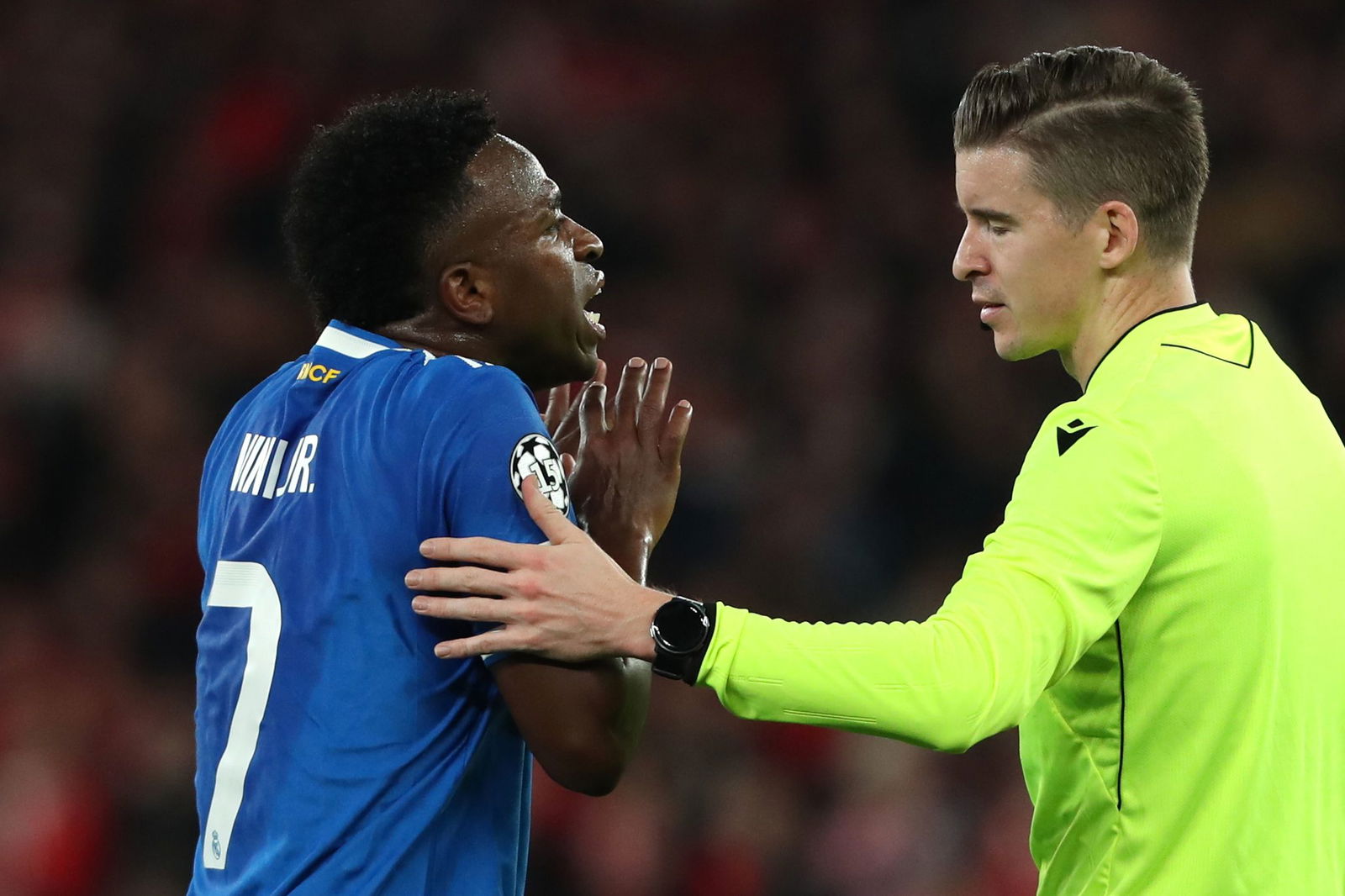 Real Madrids Vinícius Junior im Gespräch mit Schiedsrichter Francois Letexier.