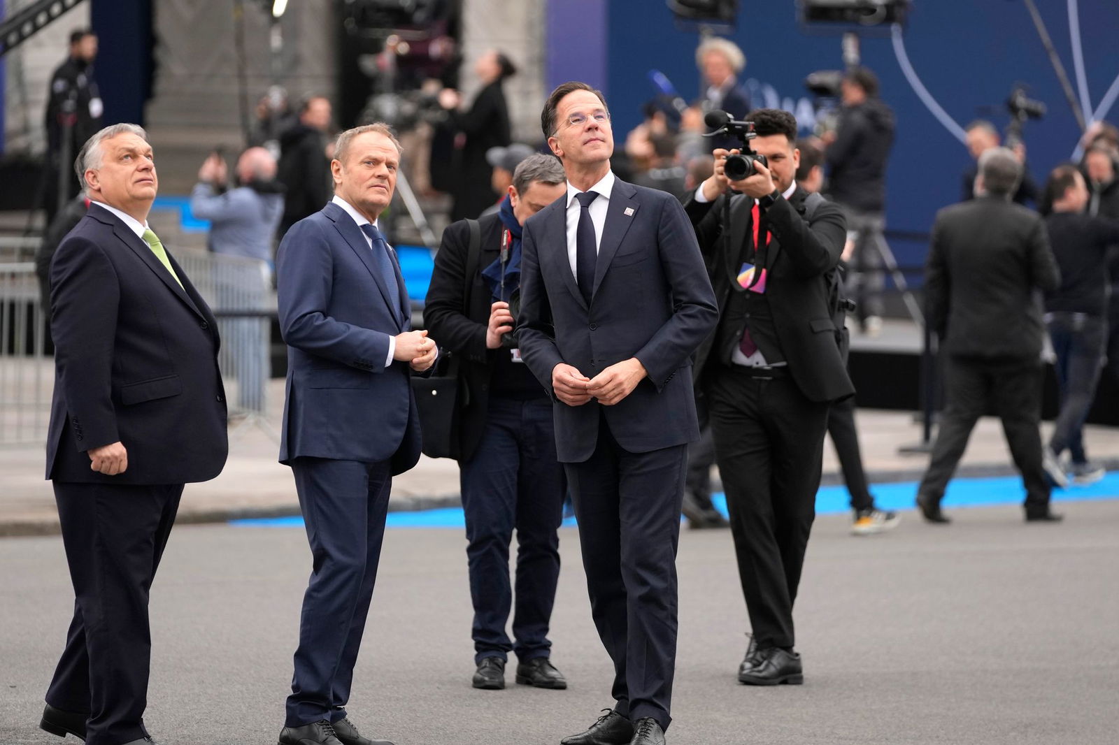 Kann Nato-Generalsekretär Mark Rutte (r) in dem aktuellen Konflikt vermitteln? Ungarns Ministerpräsident Viktor Orban (l) steckt mitten im Wahlkampf und steht unter Druck. (Archivbild)
