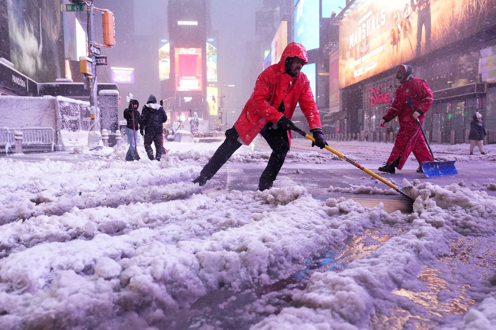 Arbeiter schaufelten Schnee auf dem Times Square in New York.