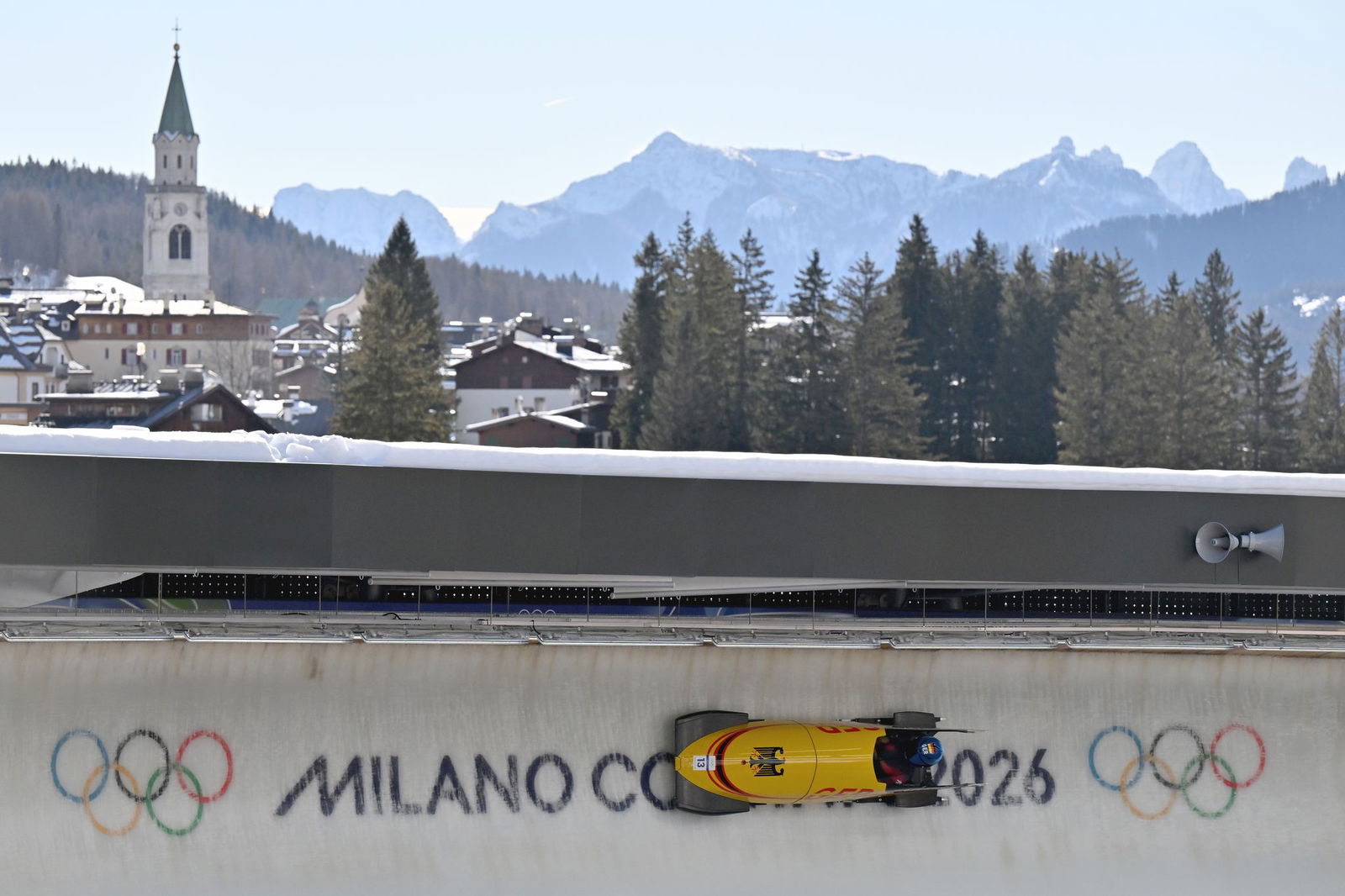 Kim Kalicki fährt mit dem Monobob die Bahn in Cortina hinunter. 