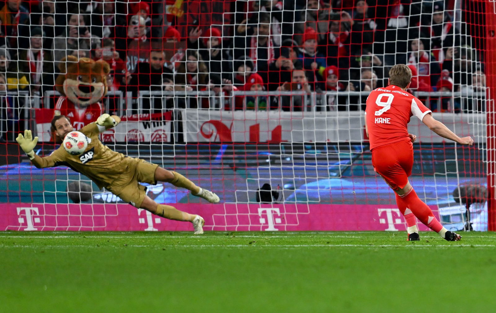 Harry Kane trifft sicher vom Punkt.