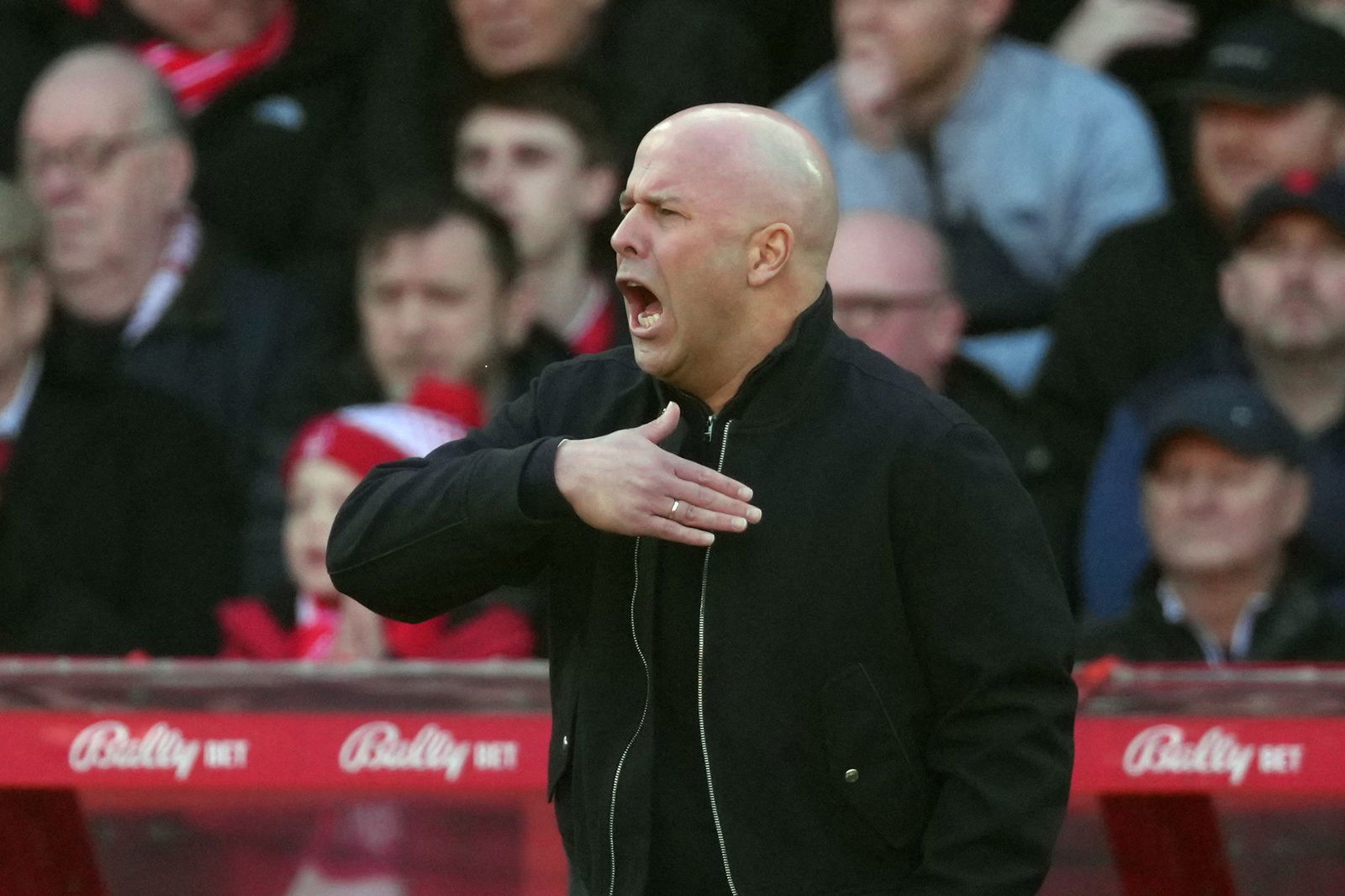  Liverpools Trainer Arne Slot musste kurzfristig auf Florian Wirtz verzichten.