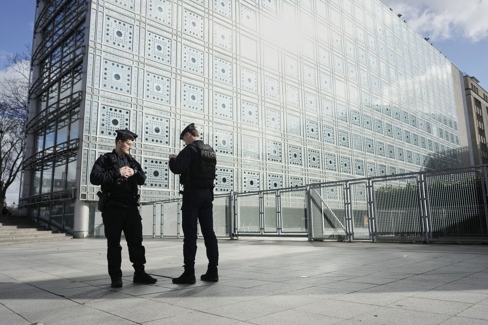 Im Zuge von Ermittlungen gegen Frankreich Ex-Kulturminister Jack Lang wurde das Pariser «Institut du Monde Arabe» von der Finanzfahndung durchsucht.