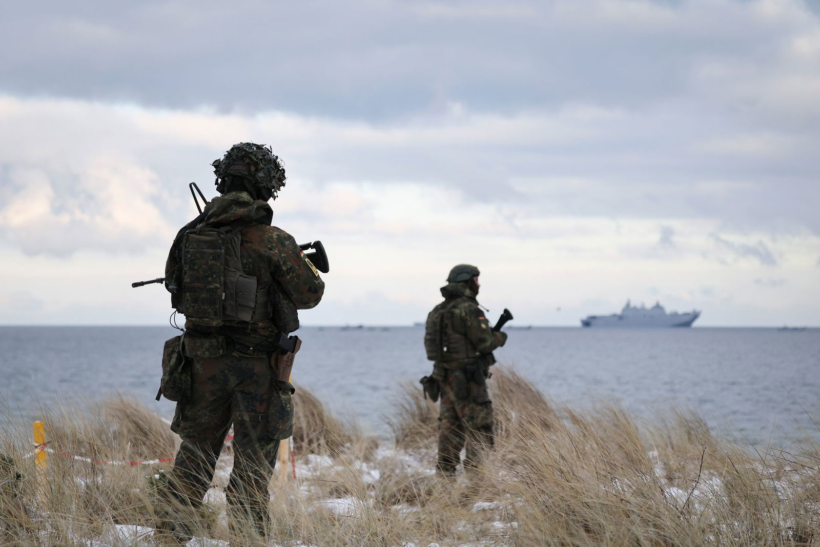 An der amphibischen Anlandung sind nach Nato-Angaben 15 Schiffe mit 2.600 Soldaten beteiligt. 