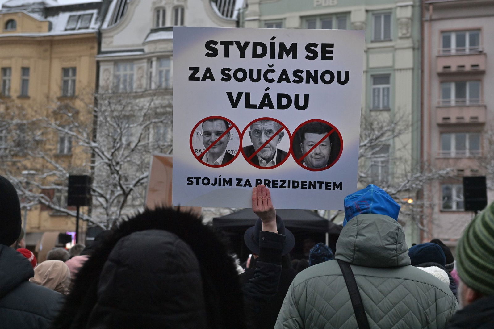 «Ich schäme mich für die gegenwärtige Regierung», steht auf diesem Transparent. In ganz Tschechien demonstrierten Tausende für Präsident Pavel in seinem Machtkampf gegen eine rechtspopulistische Regierungspartei.