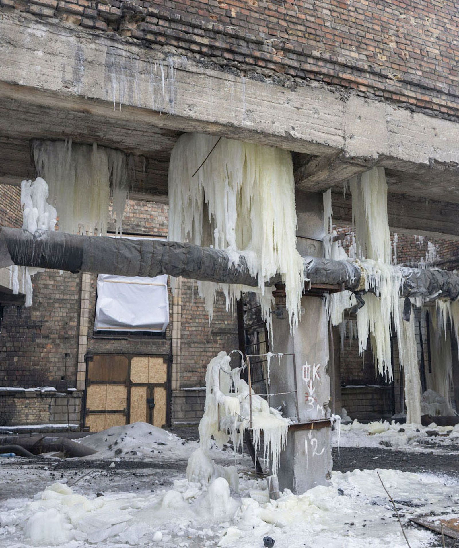 Wegen eines zerstörten Heizkraftwerks können mehr als 1.100 Wohnblocks in Kiew nicht geheizt werden.