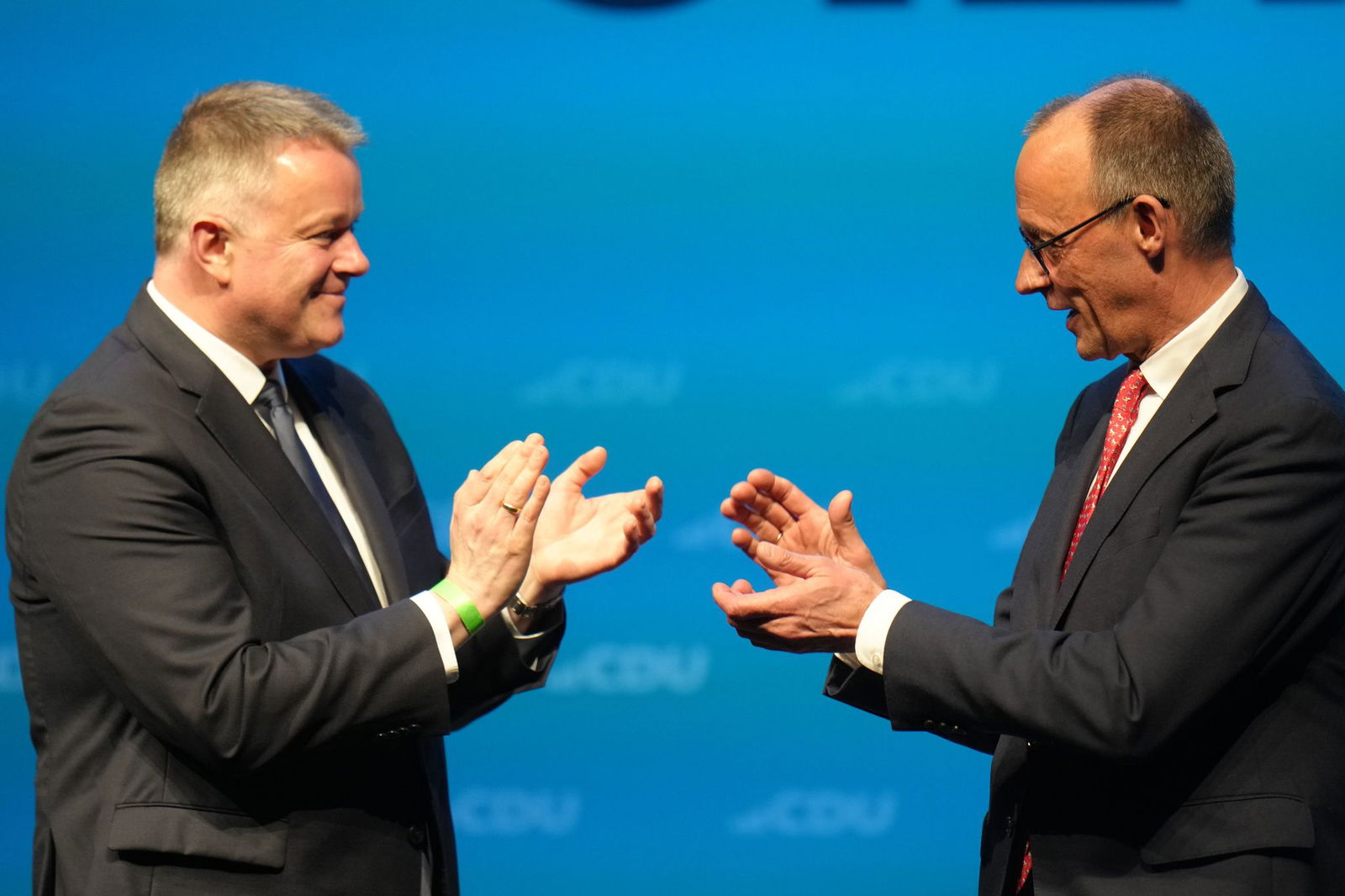 Auch Merz (rechts) ist gekommen, um Schnieder zu unterstützen.