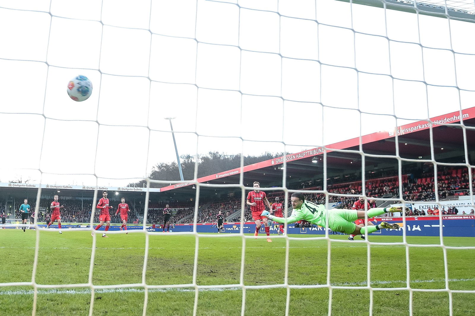 Heidenheim Torwart Ramaj streckte sich beim 0:1 durch Königsdörffer vergeblich.