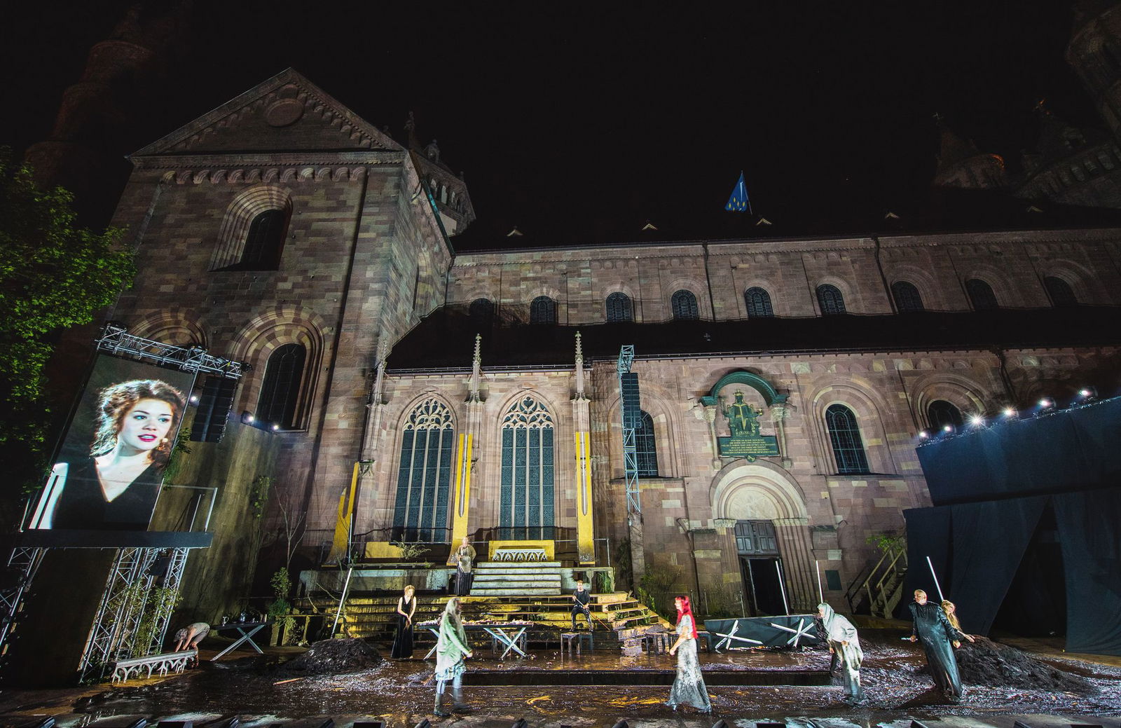 Die Nibelungenfestspiele finden auf einer Bühne vor dem Dom statt in Worms statt und sind Teil des Kultursommers. (Archivfoto)