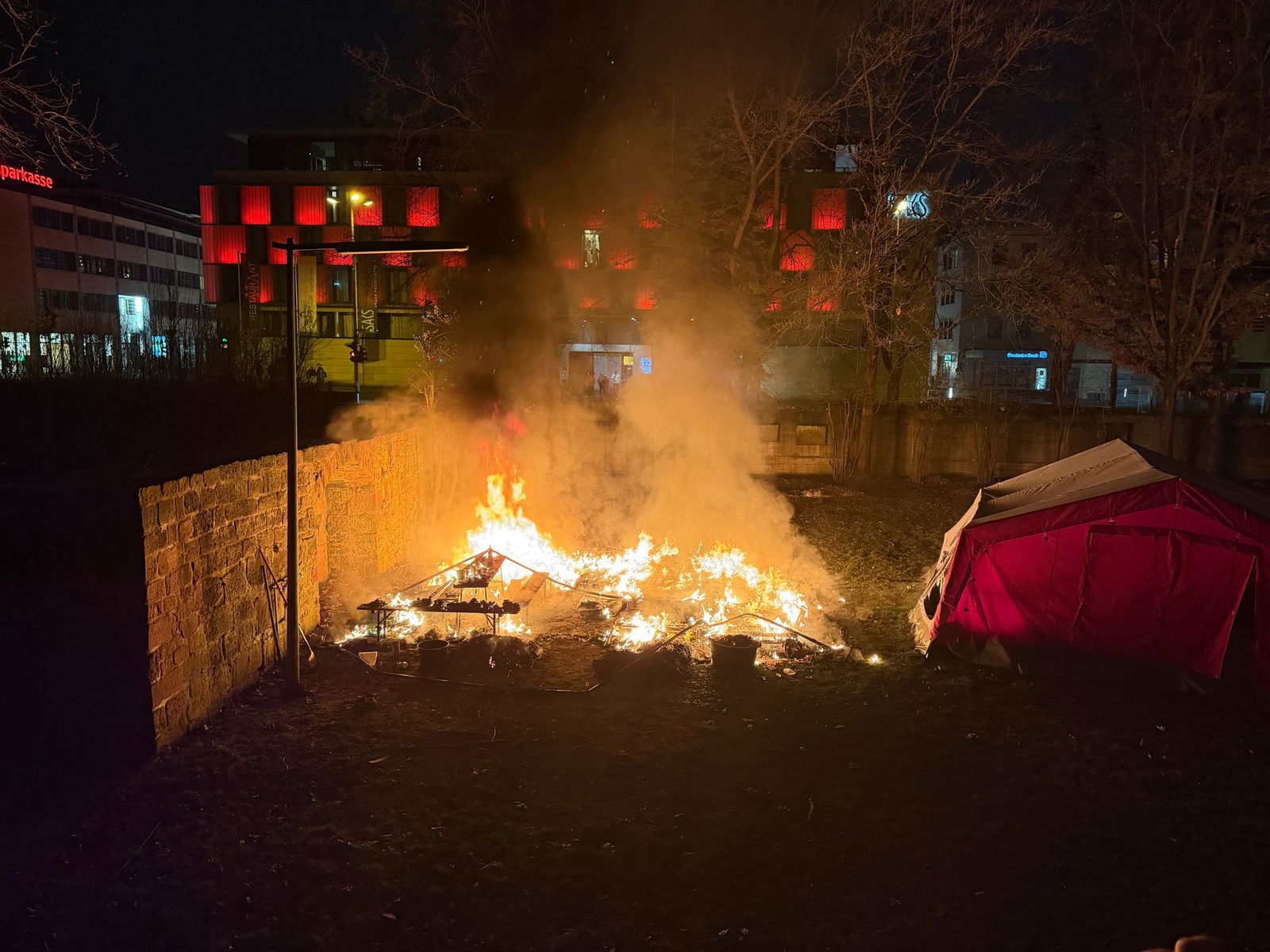 Das Kältezelt mit sechs Schlafkammern darin war in der Nacht auf Donnerstag vollständig abgebrannt.