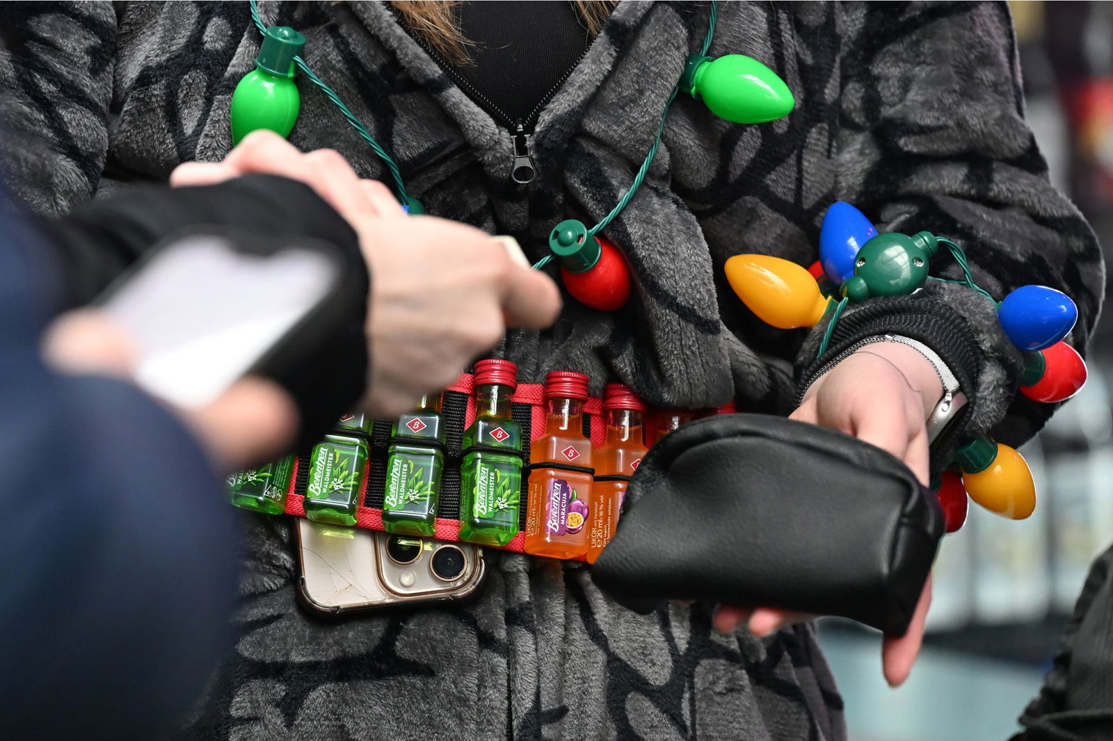 Viel Alkohol wird sichergestellt und vernichtet. 