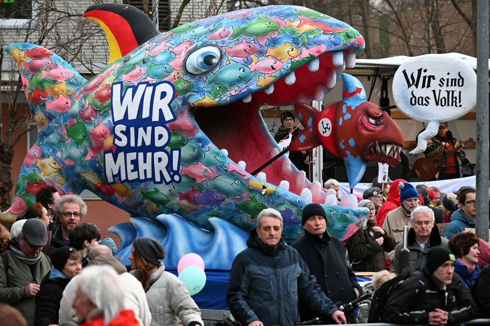 Auch mit einer Anti-AfD-Plastik des Düsseldorfer Karnevalswagenbauers Jacques Tilly wurde im Stadtteil Garath gegen einen Auftritt des Thüringer AfD-Landesparteichefs Björn Höcke demonstriert.  