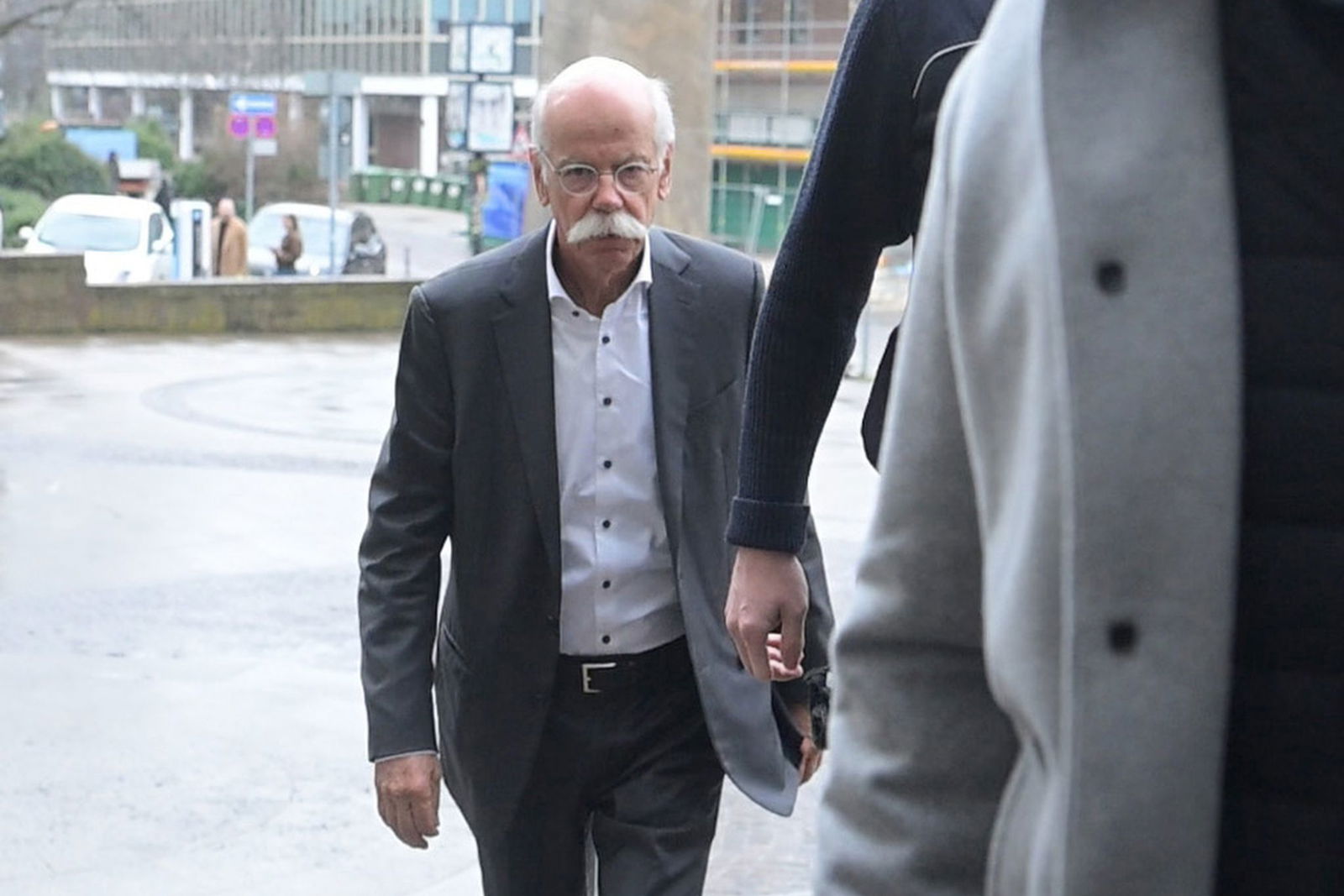 Ex-Daimler-Chef Dieter Zetsche kommt am Gerichtsgebäude in Stuttgart an.