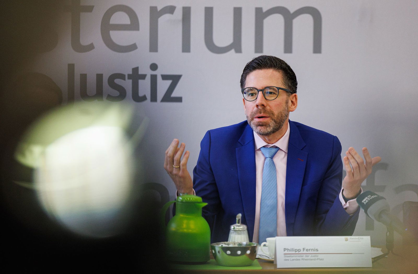 Gerichte sollen sichere und gleichzeitig offene Orte sein, sagt Justizminister Fernis.