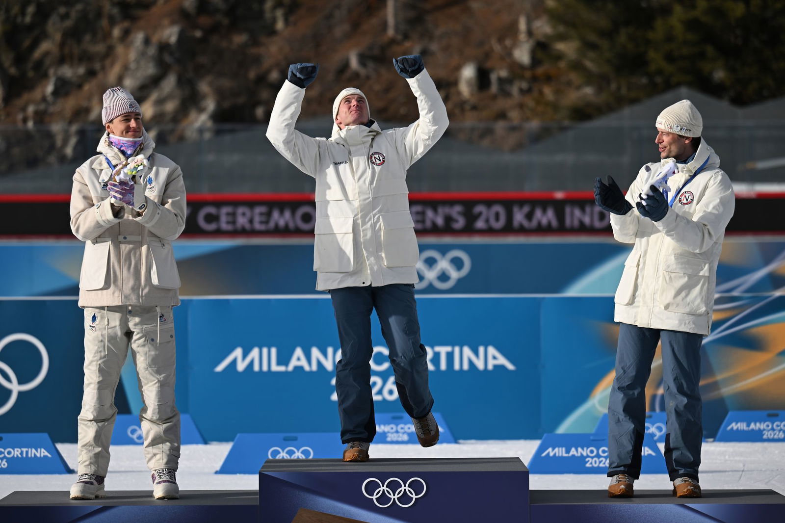 Johan-Olav Botn (m) denkt bei seinem größten Erfolg an seinen gestorbenen Teamkollegn Sivert Bakken.