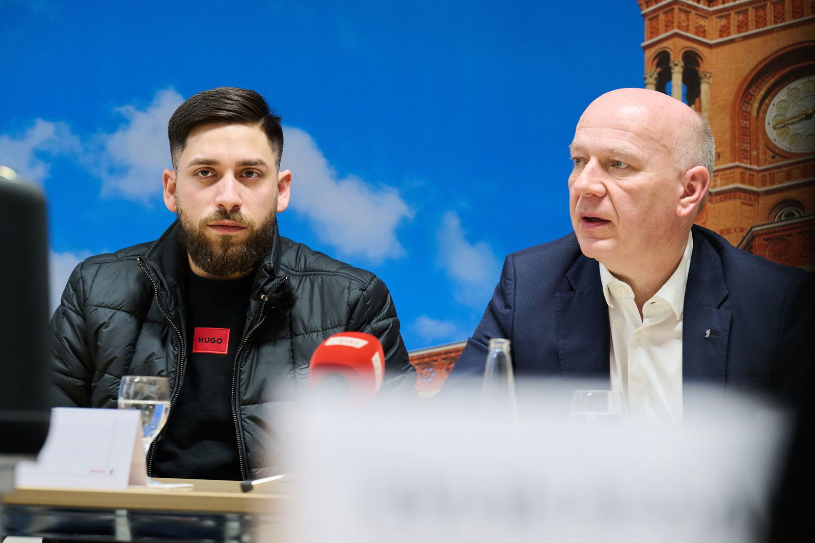 Berlins Regierender Bürgermeister Kai Wegner (CDU) hat Can Sürücü im Roten Rathaus getroffen, den Sohn von Hatun Sürücü, die vor 21 Jahren ermordet wurde. 