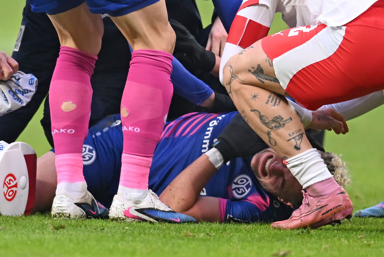 Benedict Hollerbach verletzt sich ohne Einwirkung des Gegners.