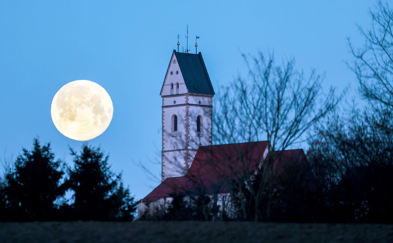Bei klarem Himmel können heute Menschen im Südwesten noch den Schneemond sehen - so nennt man den Vollmond im Februar. (Archivbild)
