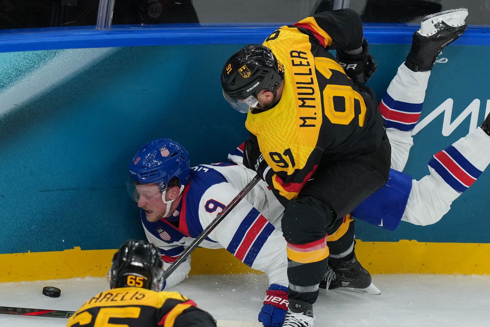 Ex-Kapitän Müller ging im und nach dem Spiel voran.