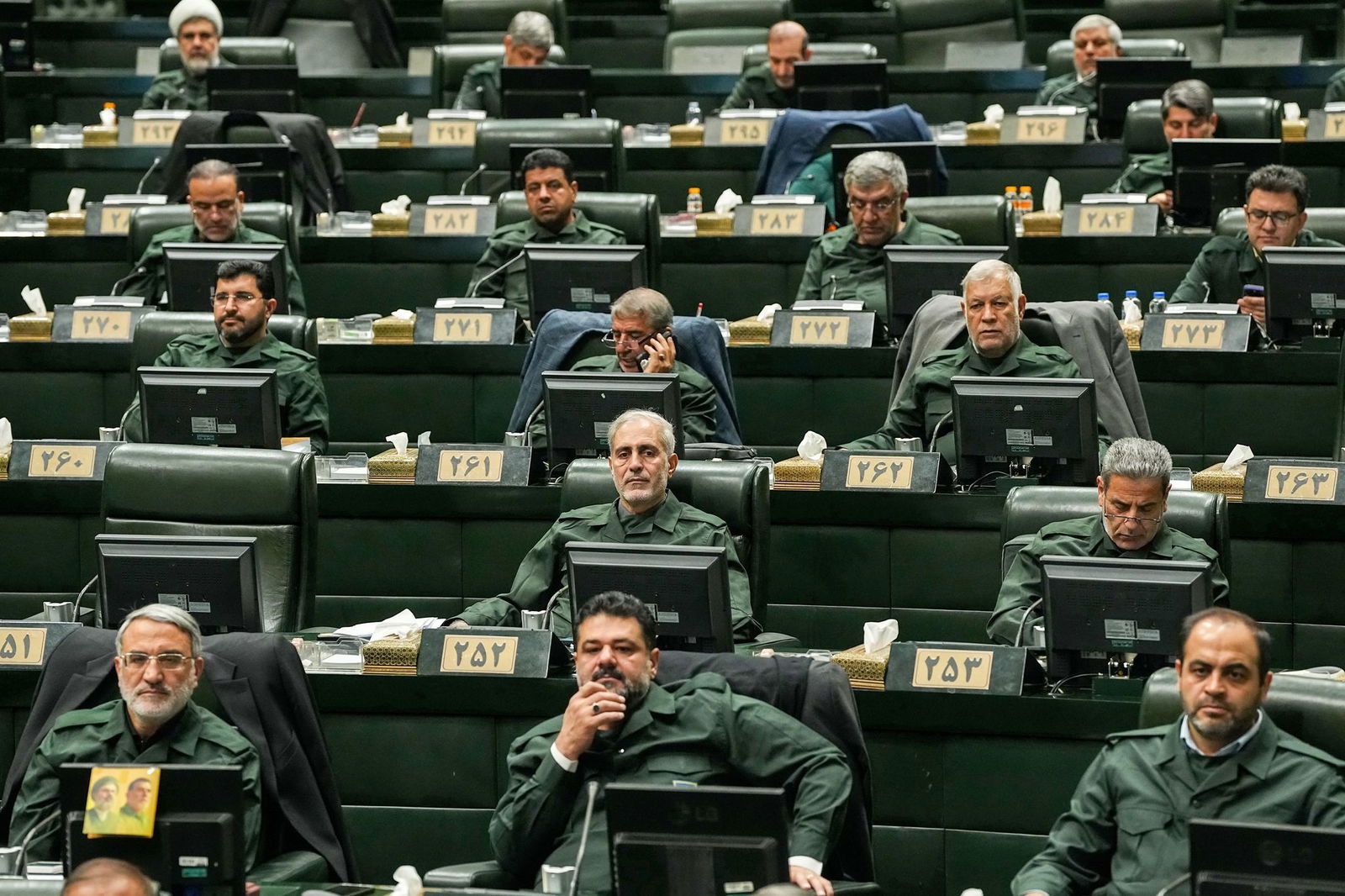Der Iran reagiert auf EU-Sanktionen: Parlamentsabgeordnete tragen die Uniformen der Revolutionsgarden. (Archivbild)
